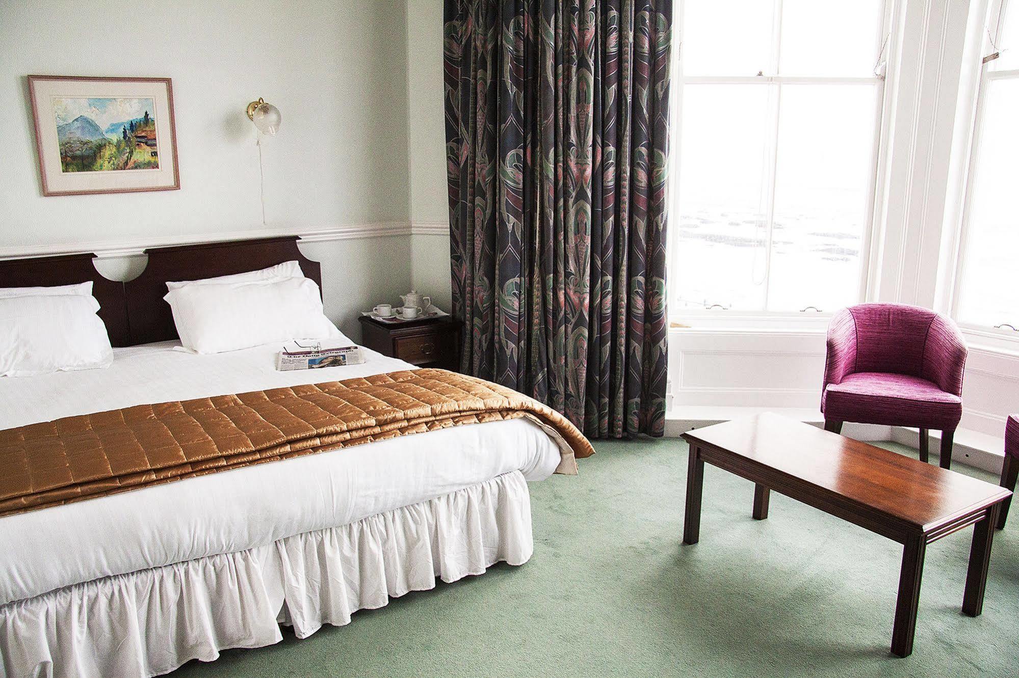 เดอะ ควีนส์ โฮเต็ล Hotel เพนแซนซ์ ภายนอก รูปภาพ
